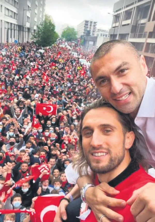 Irkçılık yapan Fransızlara tokat gibi cevap! Lille taraftarları şehri Türk bayrakları ile donattı-5