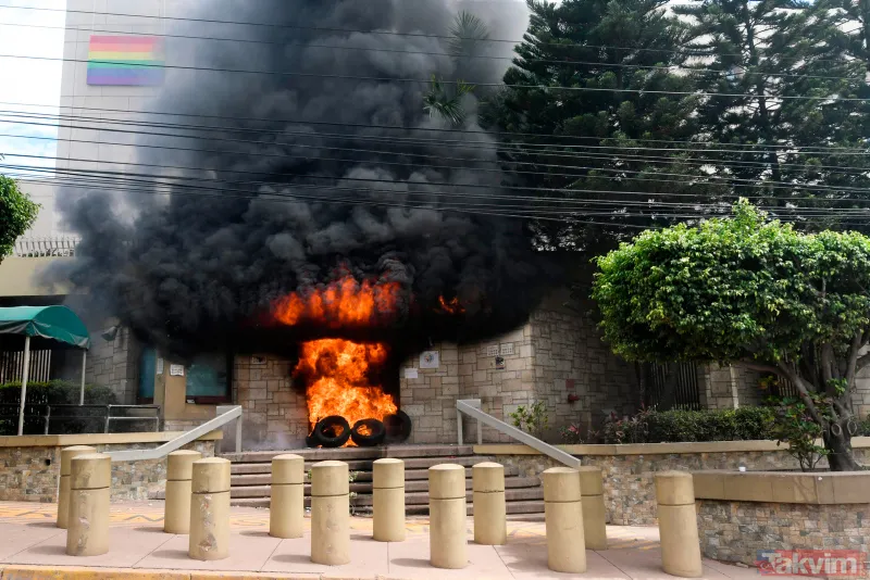 Honduras karıştı! ABD Büyükelçiliğinin kapısını ateşe verdiler