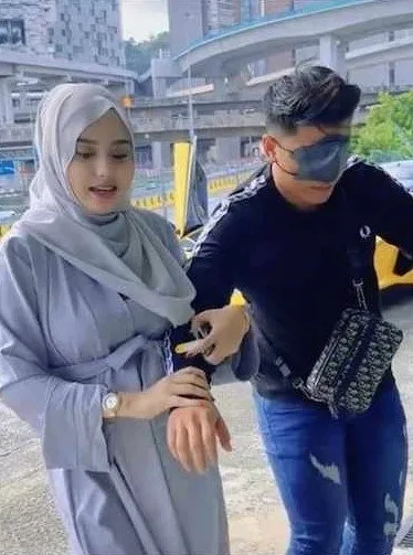 malezyada-hamile-kadin-esine-lamborghini-hediye-etti-degeri-480-bin-dolar-lohusalik-doneminde-istiyorum-1647256910965.jpg Malezya'da hamile kadın eşine Lamborghini hediye etti! Değeri 480 bin dolar! Lohusalık döneminde istiyorum-4