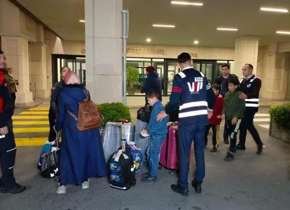 turkiye-mazlumlarin-yaninda-gazzeden-tahliye-edilen-vatandaslarimiz-istanbula-indi-1700531529634.jpeg Türkiye vatandaşlarını sahipsiz bırakmadı! Gazze'den tahliye edilen vatandaşlarımız İstanbul’a indi-3