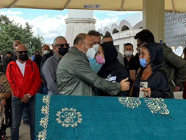 yesim-salkimin-en-aci-gunu-gozyaslari-icinde-babasini-son-yolculuguna-ugurladi-1630939285041.jpg Yeşim Salkım’ın en acı günü! Gözyaşları içinde babasını son yolculuğuna uğurladı-4