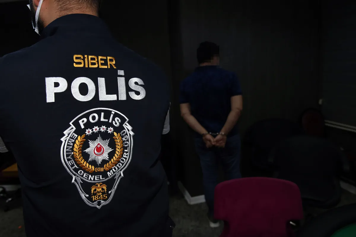 siber-polis-dugmeye-basti-sahte-yatirim-cetesine-buyuk-darbe-46-milyar-liralik-servete-el-konuldu-1780386665161.jpg Siber polis düğmeye bastı! Sahte yatırım çetesine büyük darbe: 4,6 milyar liralık servete el konuldu-7