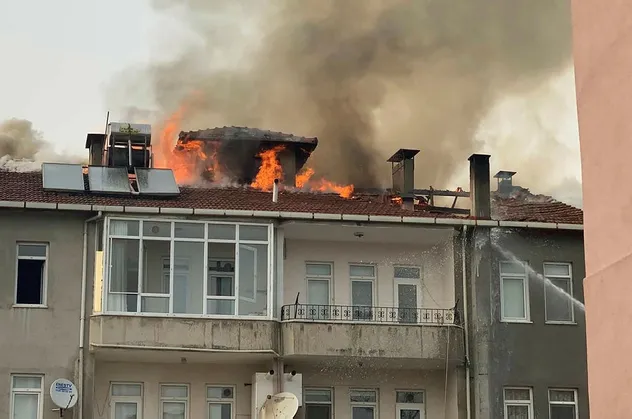 Bursa'da iftara dakikalar kala 4 katlı apartmanda yangın çıktı!