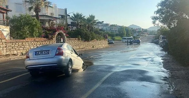 Muğla’nın Bodrum ilçesinde, su isale hattı patladı: Yol çöktü, cadde ve sokaklar göle döndü