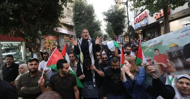 Filistinliler, Katil İsrail'e destek veren Fransa Cumhurbaşkanı Macron'un ziyaretini protesto etti