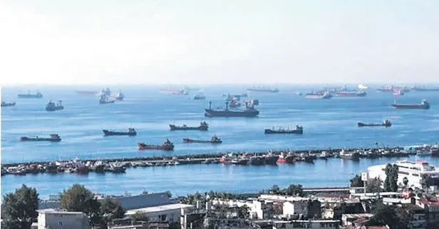 İstanbul Boğazı'nda onlarca petrol tankeri, geçiş için bekliyor