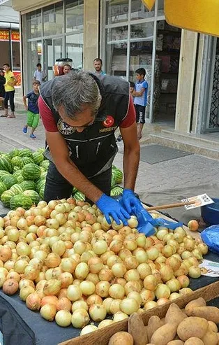 Adana'da polis, pazar tezgahlarında uyuşturucu aradı