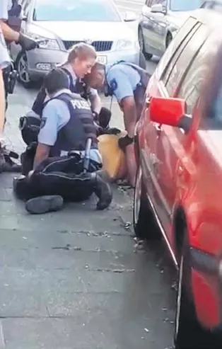 Alman polisi Türk aileye saldırdı: "Floyd gibi öldüreceklerdi"