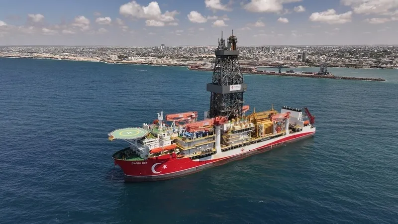 somalide-merhametin-turkuvaz-tonu-kitlikta-yardim-eli-kalkinmada-is-birligi-berat-albayrakin-temelini-attigi-f-1775975011493.jpeg Somali'de merhametin "Turkuvaz" tonu! Kıtlıkta yardım eli kalkınmada iş birliği: Berat Albayrak'ın temelini attığı filo petrol arıyor-4