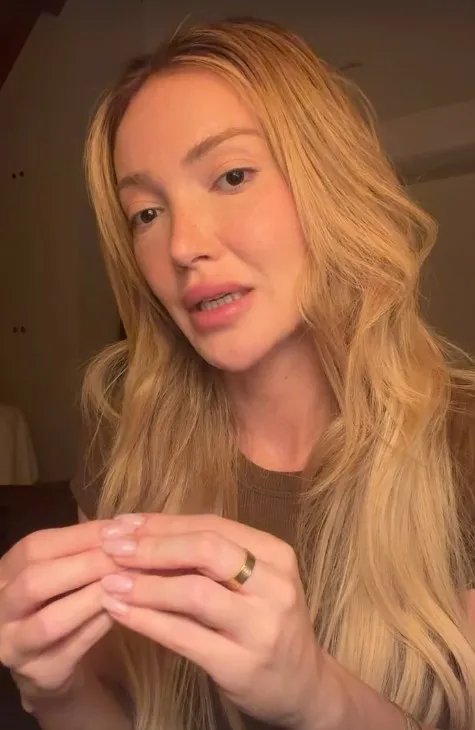 danla-bilic-agzinin-icindeki-dovmeden-pisman-oldu-1785592945008.jpg Danla Bilic alt dudağının içindeki gizli dövmeyi gösterdi! "Ağzımın içindekini unutmuşum"-3