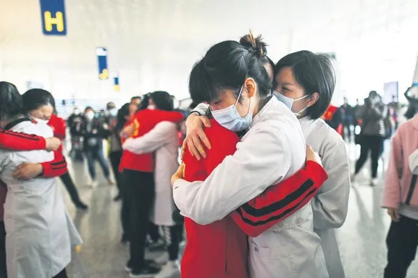 Vuhan’da karantina kalktı! Çinliler, büyük sevinç yaşadı...-1