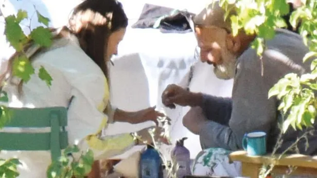 once-seranay-sonra-aleyna-haldun-demirhisar-kimdir-kac-yasinda-aleyna-tilki-ile-goruntulenen-haldun-demirhisar-evli-mi-esi-kim-1640334785559.jpg Aleyna Tilki ile görüntülenen Haldun Demirhisar evli mi, eşi kim? Önce Seranay sonra Aleyna! Haldun Demirhisar kimdir, kaç yaşında?-5