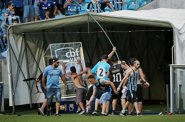 Gremio-Palmeiras maçı sonrası ortalık karıştı! Brezilya'da olaylı maç: VAR sistemini parçaladılar