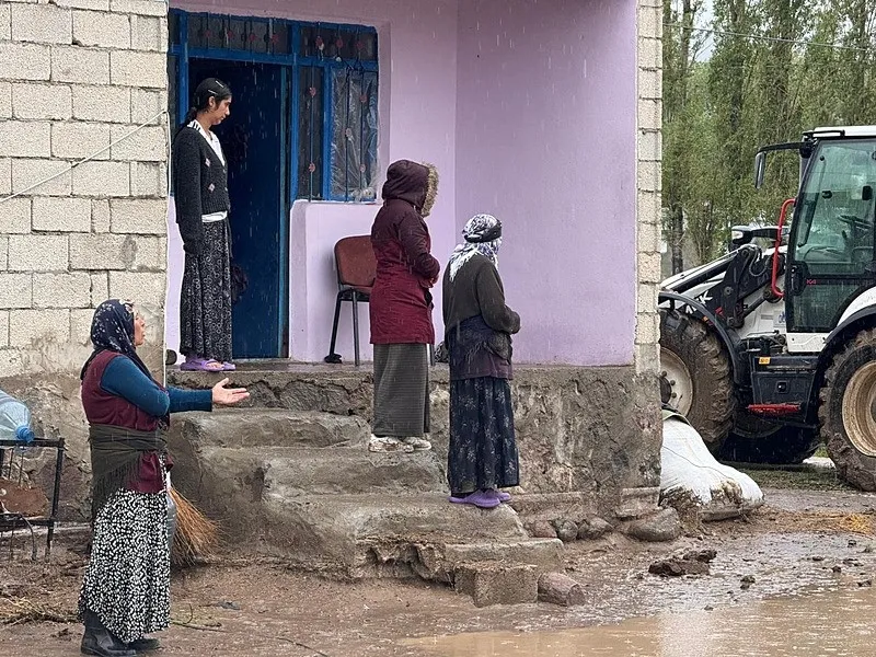 igdirda-saganak-sonrasi-sel-araziler-sular-altinda-kaldi-kucukbas-hayvanlar-telef-oldu-1778938010394.jpeg Iğdır'da sağanak sonrası sel: Araziler sular altında kaldı, küçükbaş hayvanlar telef oldu-3