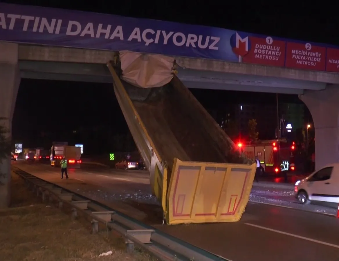 Tırın damperi üst geçide takıldı!