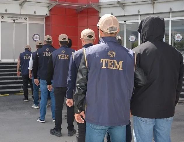 İzmir merkezli FETÖ Operasyonu: Haberleşme ağı oyuna gizlenmiş! Emniyet imamı dahil 9 kişi yakalandı