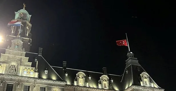 Hollanda'da belediye binasına Türk bayrağı asıldı