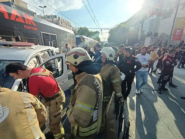 son-dakika-lalelide-polis-otosu-tramvayla-carpisti-3-yarali-1654704665733.jpg Son dakika: Laleli'de polis otosu tramvayla çarpıştı: 3 yaralı-2
