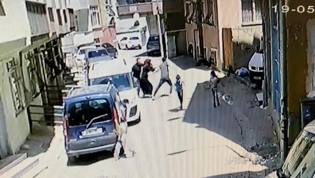SON DAKİKA: İstanbul’da dehşet anları kamerada: Ev sahibi kiracısını bıçakladı-3
