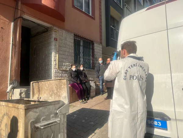 ikizlerini-odaya-kilitleyip-once-esini-vurdu-sonra-intihara-kalkisti-cocuklar-bulundugunda-titriyorlardi-1644217571076.jpg İkizlerini odaya kilitleyip önce eşini vurdu sonra intihara kalkıştı! Çocuklar bulunduğunda titriyorlardı-10