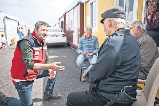 ogretmen-ahmet-cevdet-alkandan-hayat-dersi-44-yakinini-kaybetmesine-ragmen-afetzedelerin-imdadina-kosuyor-1679964546936.jpeg Öğretmen Ahmet Cevdet Alkan'dan hayat dersi! 44 yakınını kaybetmesine rağmen afetzedelerin imdadına koşuyor-2