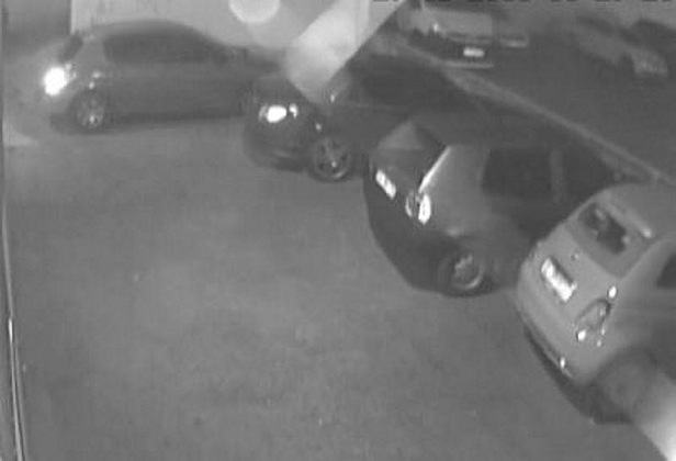 Kadıköy'de park halindeki otomobili çalan şüphelilere yapılan operasyon kamerada-2