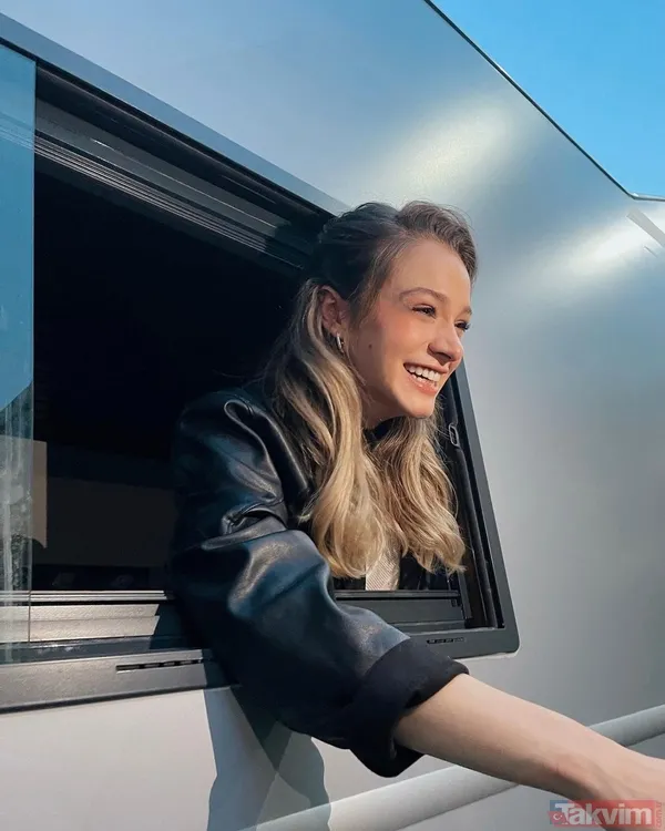 Seda Sayan’ın müstakbel gelinine bakın! Oğulcan Engin’den öpücüğü kapan Miray Daner mutluluk pozunu paylaştı! O detay dikkat çekti - 5