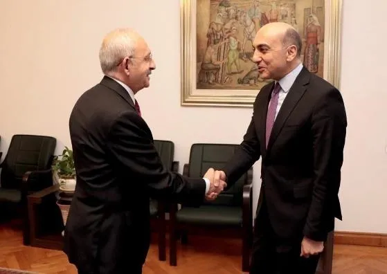 ekrem-imamogluna-hakaret-eden-bulent-kerimoglunun-alem-fotograflari-servis-edildi-dikkat-ceken-murat-ongun-det-1690063280942.jpeg Ekrem İmamoğlu'na hakaret eden Bülent Kerimoğlu'nun alem fotoğrafları servis edildi! Dikkat çeken Murat Ongun detayı-7