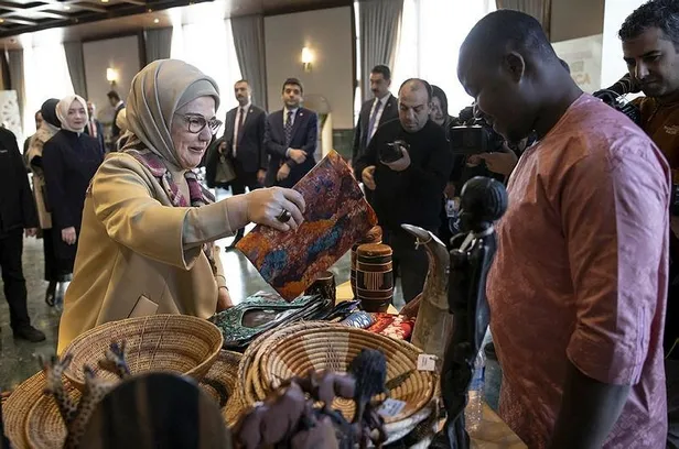 emine-erdogan-dunya-gonulluluk-gunu-kapsaminda-cumhurbaskanligi-kulliyesindeki-afrika-evi-programina-katildi-1670353286012.jpeg Emine Erdoğan, Dünya Gönüllülük Günü kapsamında Cumhurbaşkanlığı Külliyesi'ndeki Afrika Evi programına katıldı-4
