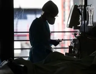 Koronavirüs hastalarına bakan hemşire tüyler ürpertti: Cihazlarını kapatıp, ölmelerine yardımcı oluyorum