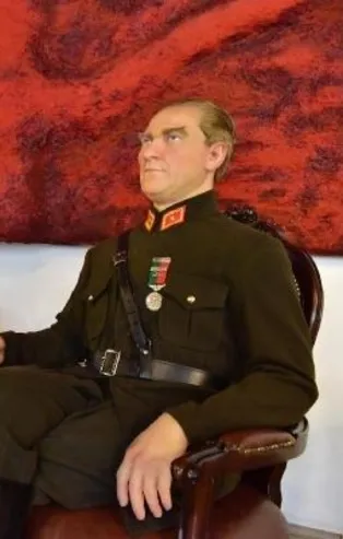 İzmir'de Atatürk'ün hiperreal heykeli sergilenmeye başladı