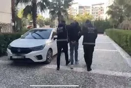 Interpol’ün kırmızı bültenle aradığı suçlu İzmir’de yakalandı