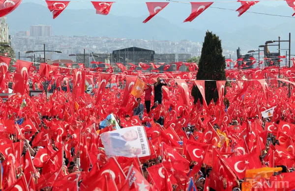 Türkiye Yüzyılı'nın şafağı söküyor! İzmir Gündoğdu Meydanı'nda tarihi kalabalık: Başkan Erdoğan için "Tayyip Baba" sloganları - 36