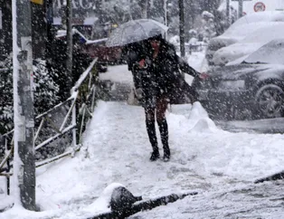 Megakent İstanbul kar altında kaldı! Buz pistine dönen yollar, sürücülerin zor anları... İşte ilçe ilçe son durum...