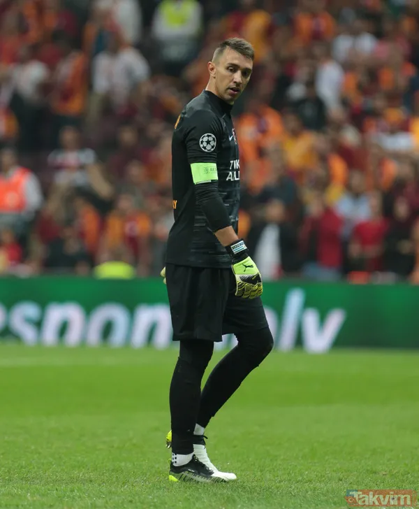 Muslera kalesinde devleşti! Sosyal medyada yer yerinden oynadı... - 47