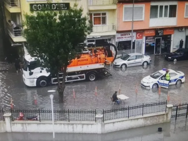 Yozgat'ta göle dönen yolda çorba içti! İlginç görüntüler-4