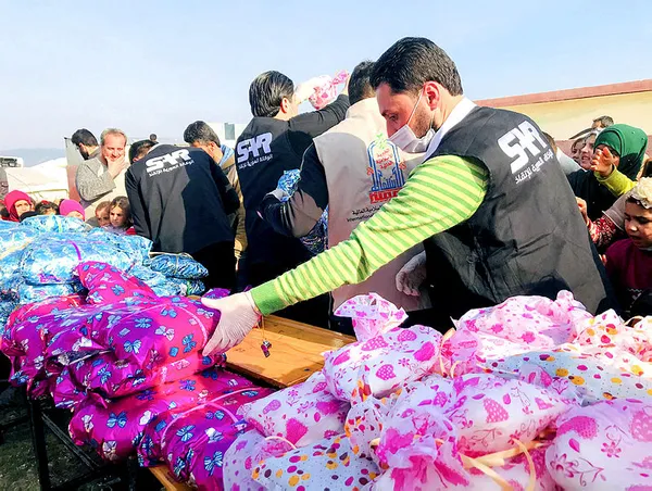 suriyedeki-cadir-kentlerde-yasayan-cocuklar-usumesin-diye-mont-yardimi-yapildi-1613405788955.jpg Suriye'deki çadır kentlerde yaşayan çocuklar üşümesin diye mont yardımı yapıldı-4