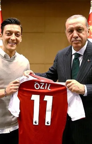 Gözlerinden öpüyorum