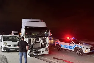 Sultangazi'de TIR dehşeti: 4 araca çarparak durabildi! Yaralı var