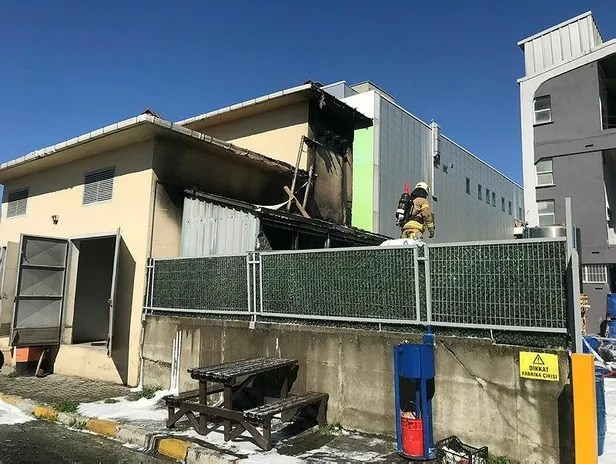 Son dakika: Tuzla'da bir fabrikada belirlenemeyen nedenle yangın çıktı!-2