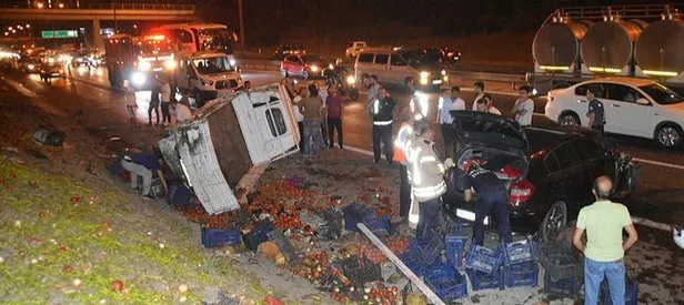 İstanbul’da feci kaza! Tonlarca sebze yola saçıldı
