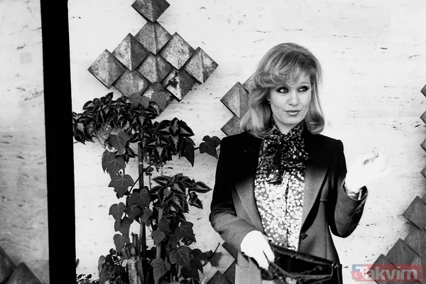 Müzik Eğitimine Uzun Süre Devam Eden Sayın, İstanbul Üniversitesi Devlet Konservatuvarı'nda Fransız Şan Hocası Alis Rosenthal'dan Ve Solfej Eğitmeni Muhittin...