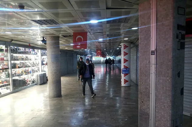 Karaköy'de Türk bayrağını koparan kişiye esnaftan meydan dayağı!