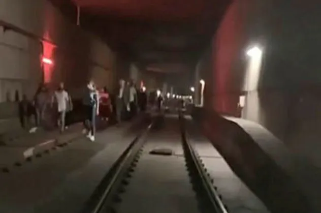 CHP'nin İstanbul simülasyonunda bugün! Tramvay arızalandı vatandaşlar raylarda yürüdü