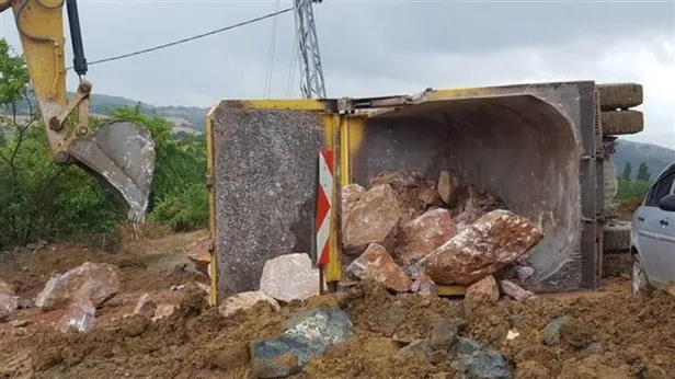 Balıkesir'in Susurluk ilçesinde feci ölüm! Kamyondan dökülen kayaların altında kaldı-4