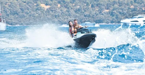 Sinan Akçıl ve oyuncu eşi Burcu Kıratlı, Bodrum’da jet-ski keyfi yaptı