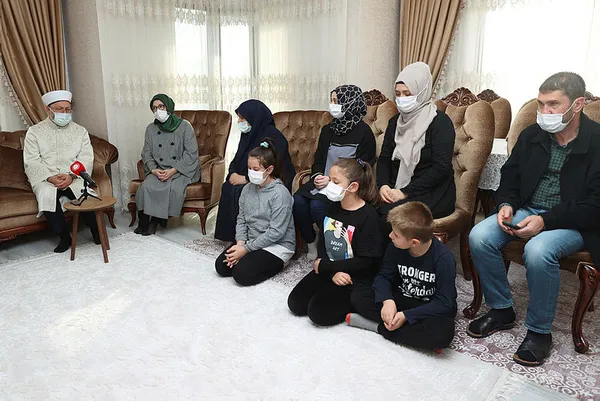 diyanet-isleri-baskani-ali-erbastan-kilicli-saldiriya-ugrayarak-canavarca-katledilen-basak-cengizin-ailesine-ziyaret-1637583229724.jpg