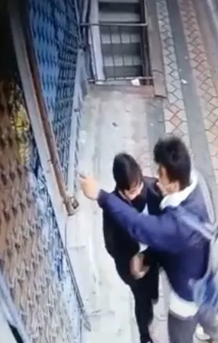 Kibritle oynayan öğrenciler yangın çıkardı