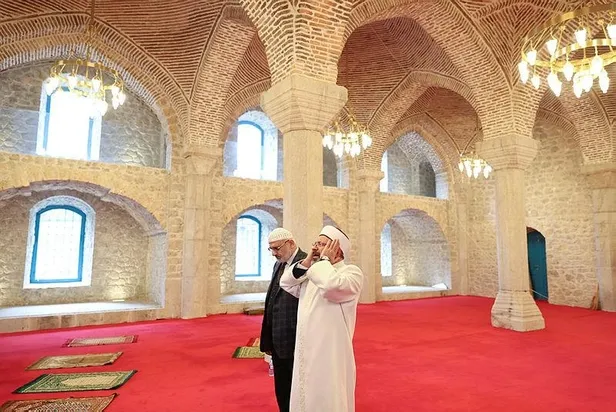 diyanet-isleri-baskani-erbas-ermenistan-isgalinden-kurtarilan-susada-ezan-okudu-1635362287102.jpeg