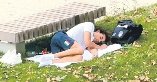 İtalya’nın altın madalyalı yüzücüsü klimasız odada sıcaktan bunaldı, parkta sabahladı